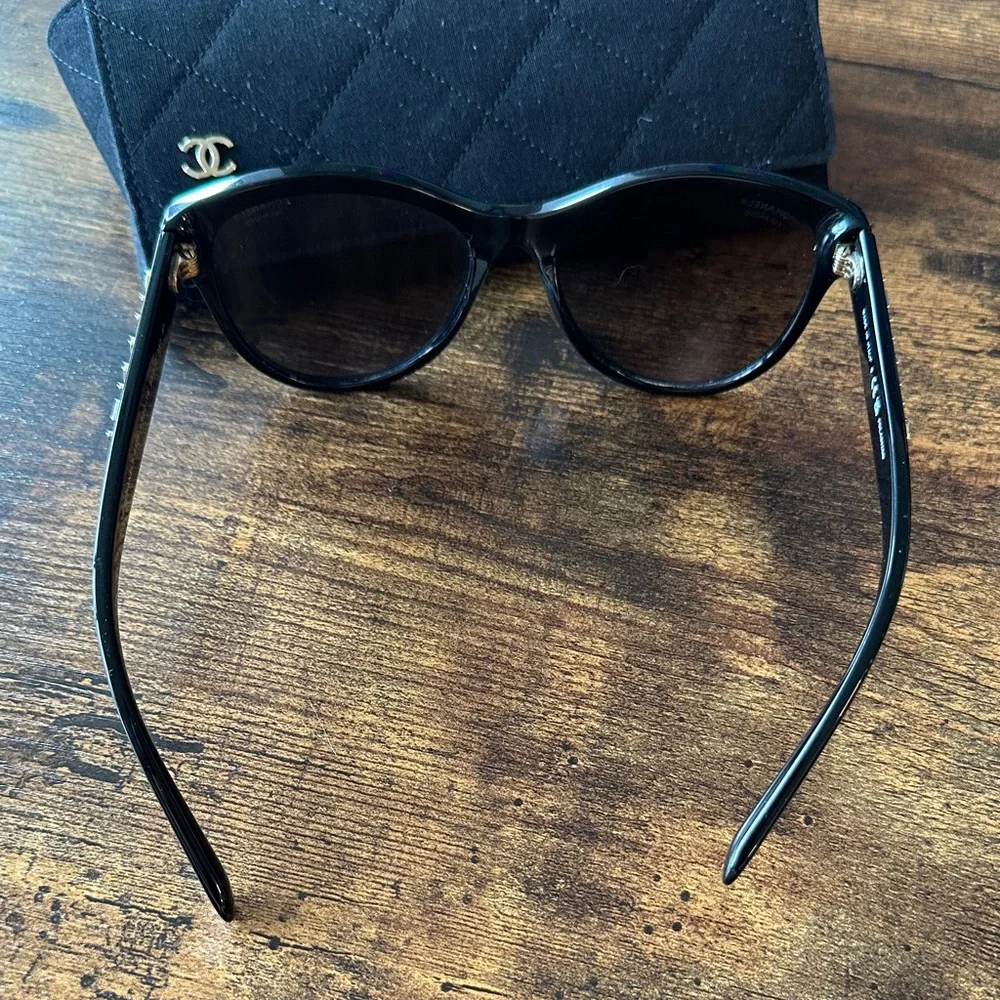 CHANEL Elegant Black Sunglasses with Quilted Case - Picture 5 of 5
